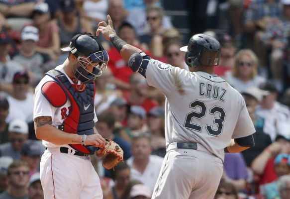 Seattle Mariners Nelson Cruz celebrates his solo