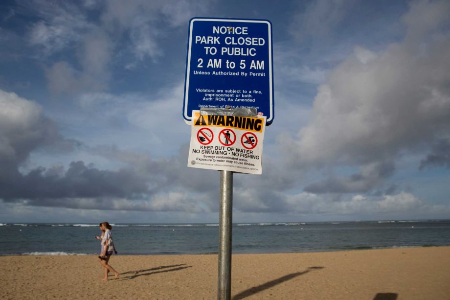 Tourists ignore sewage polluting Waikiki Beach