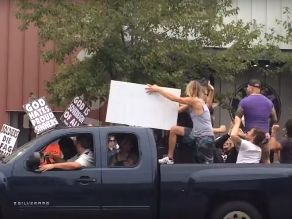 Foo Fighters'rickroll Westboro Baptist Church