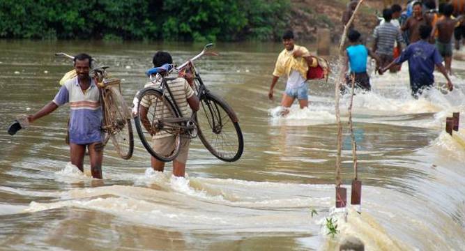 West Bengal flood situation turns grim 1.19 lakh people affected