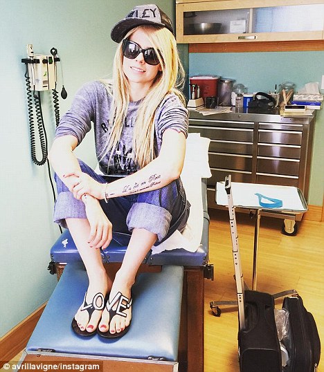 Avril Lavigne has been battling Lyme Disease- but she's still smiling