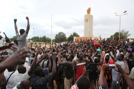 Burkina Faso presidential guard detains cabinet - military sources