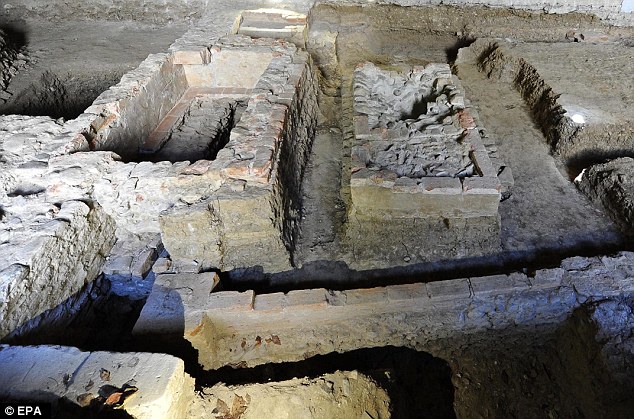 Carbon testing on the bones of three women exhumed in Florence's Sant'Orsola convent have been dated to the time of death of Italian noblewoman Lisa Gherardini del Giocondo