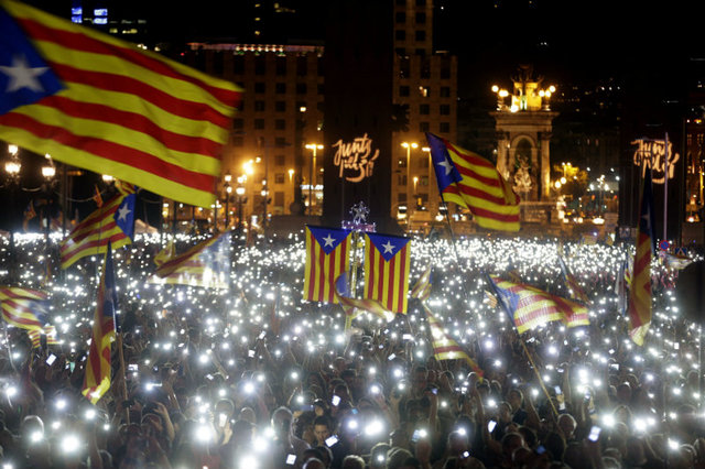 Mobile phones light up the crowd of people attending the last leg of the election campaign of the pro-sovereignty bloc'Junts pel Si  in Barcelona Catalonia Spain 25 September 2015. Catalans go to the poles on 27 September to ele