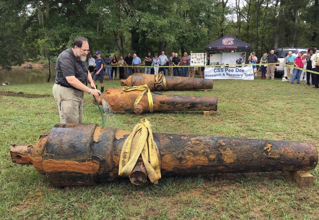 Archaeologists pull 3 Civil War cannons from river in South Carolina