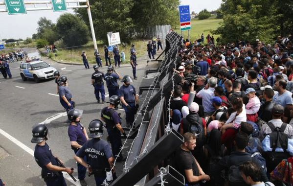 Migrants crisis: Hungary shut, Croatia open