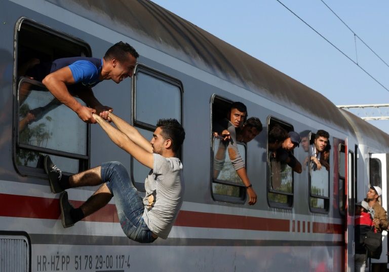 Croatia begins bussing migrants to Hungary border