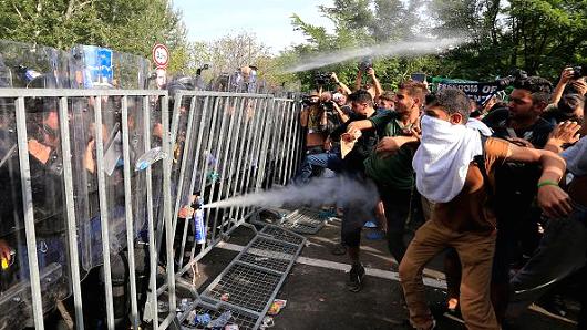 Hungarian police use pepper spray against migrants at the Horgos border