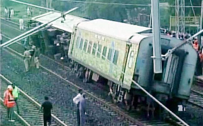 Derailed Mumbai-bound Duronto Express train