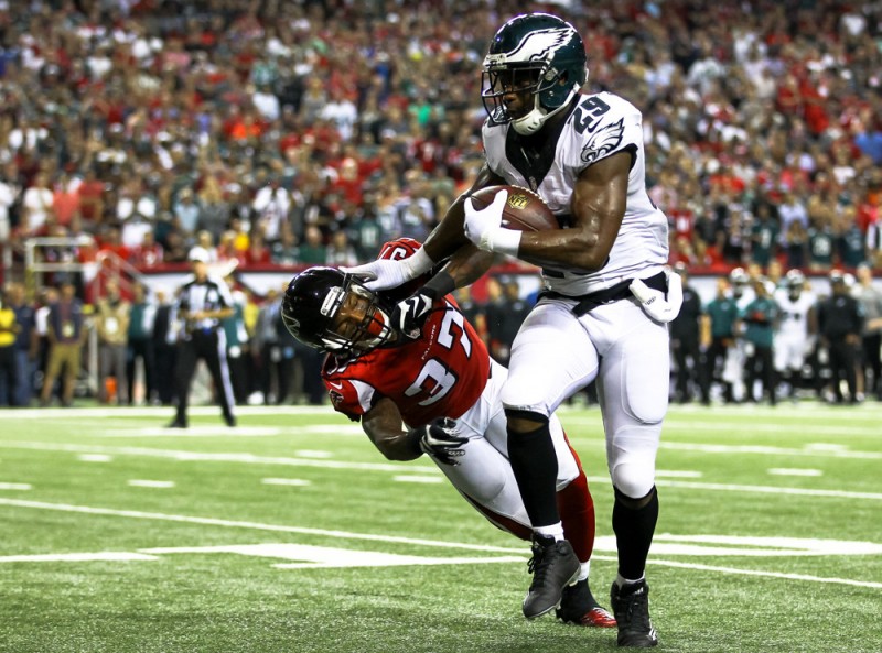 Julio Jones hauls in two TD passes as Falcons edge Eagles