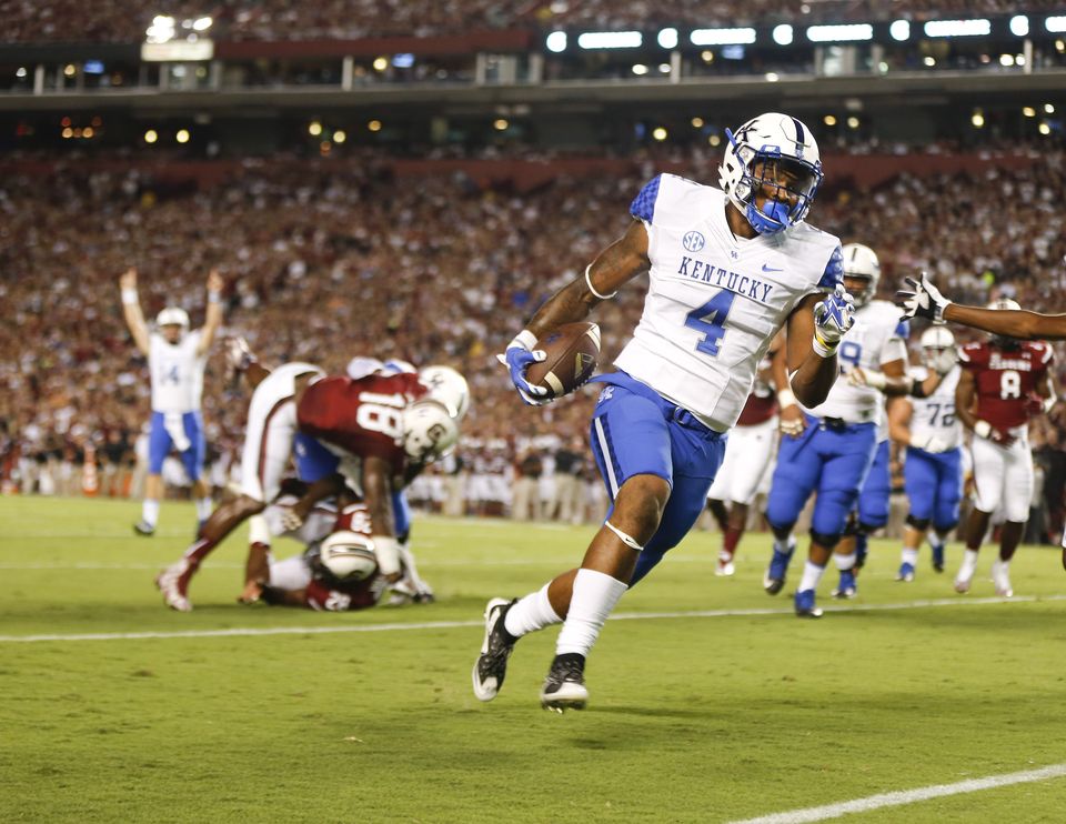 Kentucky breaks 22-game road losing streak with 26-22 win