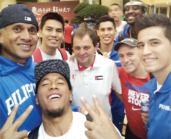 Members of Gilas Pilipinas take a selfie with former Philippine coach Rajko Toroman during a chance encounter yesterday in Changsa China. Toroman is currently the mentor of Jordan