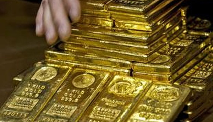 Gold dips as Yellen says Fed on track to hike rates this year