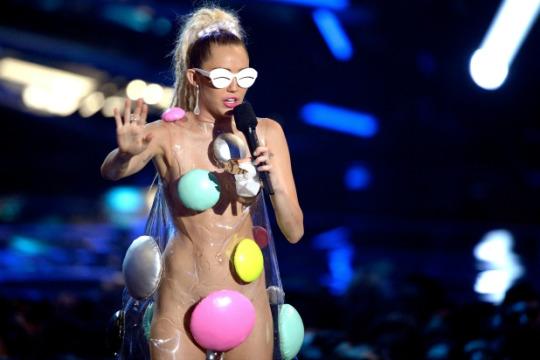 VMAs Review Miley Cyrus Kanye West And The New Sincerity