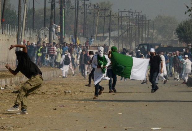 Government forces clash with protestors in Srinagar