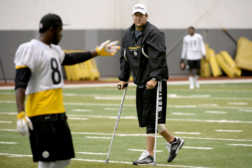 20150929mfsteelerssports01 Steelers quarterback Ben Roethlisberger watches practice on crutches Tuesday on the South Side