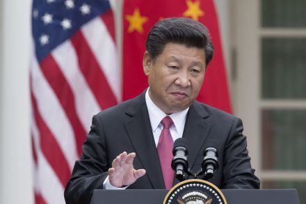 US President Barack Obama chats with Chinese President Xi Jinping as they walk from the West Wing of the White House to a private dinner across the street at Blair House in Washington on 24 September 2015