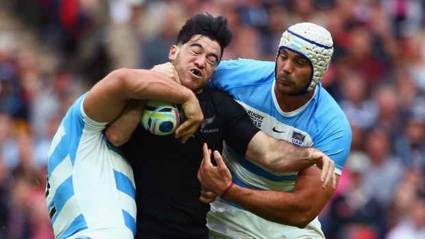 Argentina lock Mariano Galarza gets to grips with All Blacks wing Nehe Milner Skudder at Wembley Stadium