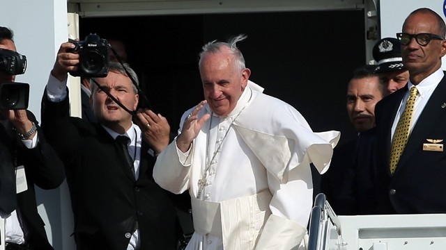 Pope boards plane for NYC