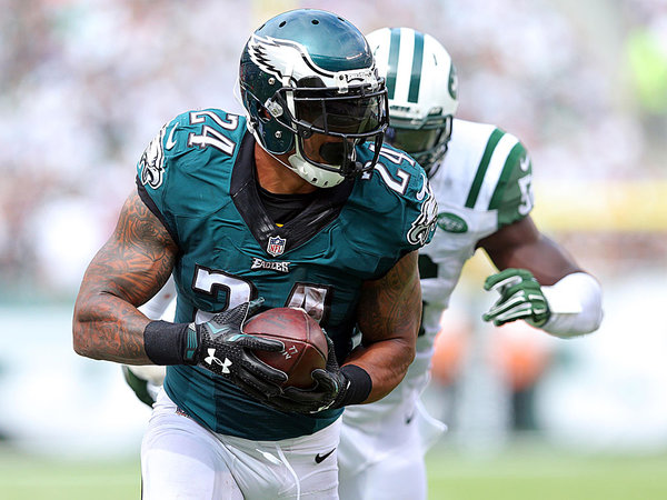 Eagles running back Ryan Mathews catches a touchdown pass in front of Jets linebacker Demario Davis