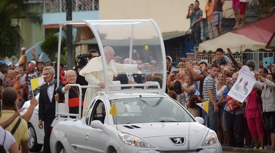 Pope Francis is welcomed by Cubans during his journey from Jose Marti airport to the Nunciature in Havana