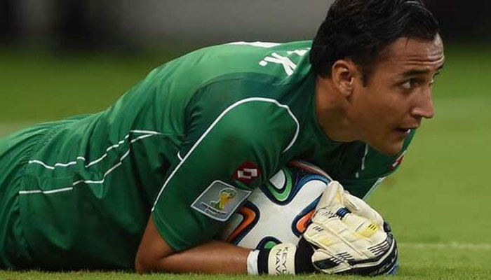 Goalie Keylor Navas comforted by Rafa Benitez after transfer deal collapses