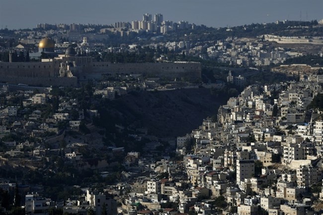 Palestinians clash with police in Jerusalem in Al-Aqsa mosque dispute