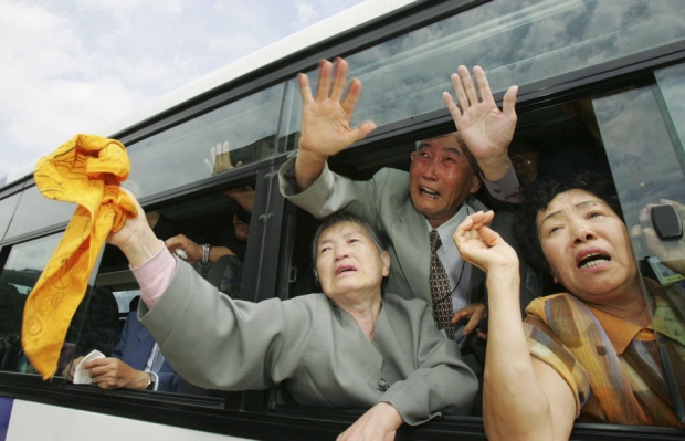 South Koreans bid farewell to their North Korean families following a reunion in the Diamond Mountain resort in 2004