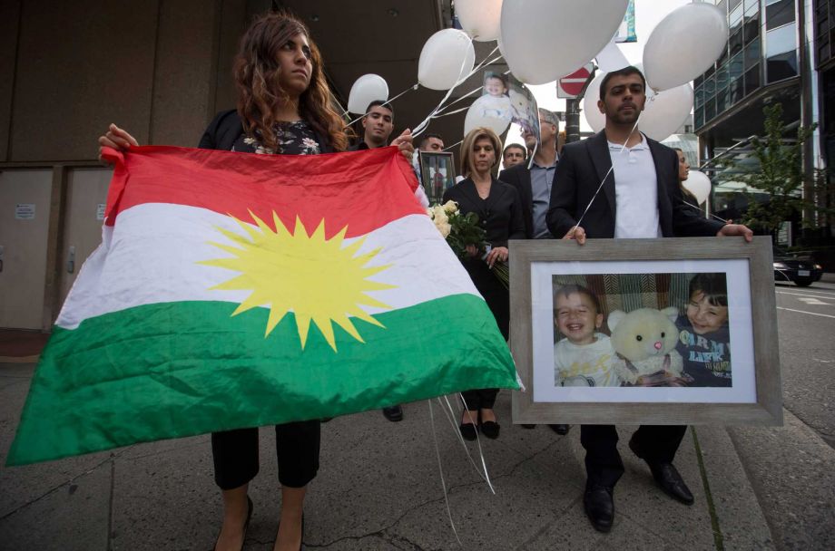 Tima Kurdi center aunt of late brothers Alan and Ghalib Kurdi her husband Rocco Logozzo center right son Alan Kerim front right and family friend Nissy Koye left walk to the waterfront to release balloons in memory of the boys after a memorial