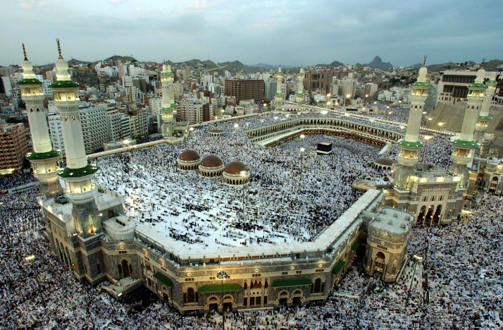 Tens of thousands of pilgrims perform sunset prayers at the Great Mosque Islam's holiest shrine in Makkah Saudi Arabia. | Flickr  menj