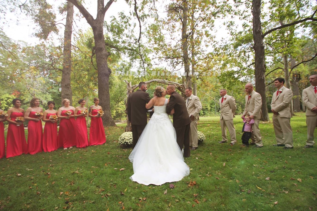 PICS: Father of the bride invites daughter's stepdad to walk down the aisle