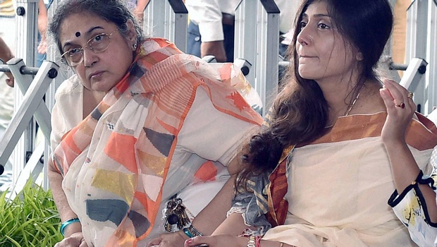 Wife Chandralekha and daughter Vaishali during cremation of BCCI President Jagmohan Dalmiya in Kolkata on Monday. | PTI