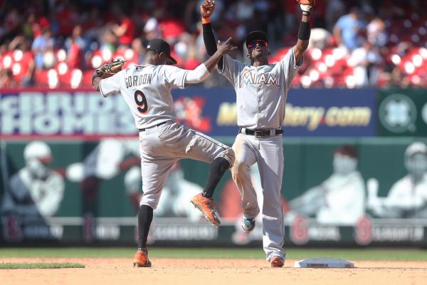 Marlins' Marcell Ozuna scales the fence to get the out vs Mets (Video)