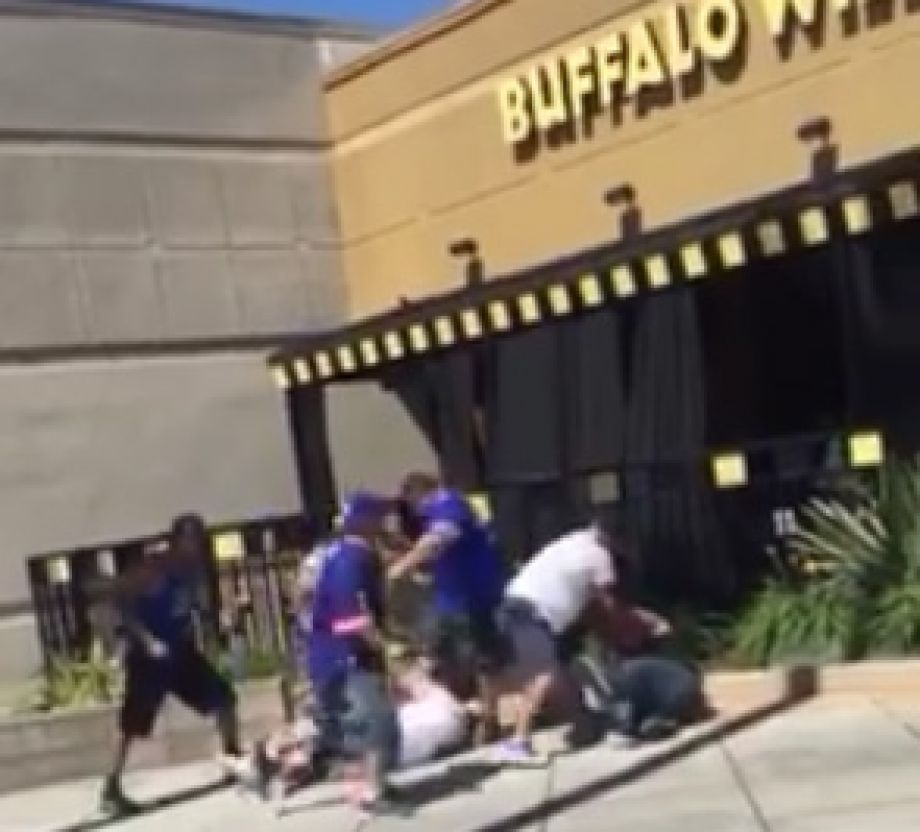 49ers fans involved in a fight outside a Buffalo Wild Wings in Downey CA