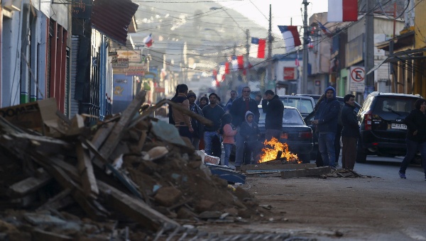 Residents gather around a fire to keep themselves warm after an earthquake hit areas of central Chile in Illapel town north of Santiago