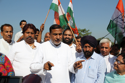 Cong leaders and workers protesting against coalition Govt at Akhnoor on Thursday