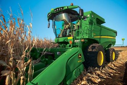 Deere says reaches tentative agreement with auto union