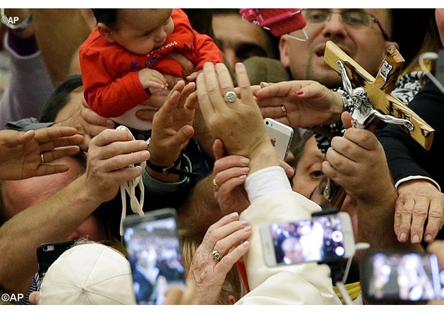 Faithful reach for Pope&#39 Francis&#39 hand during an audience with Roma Sinti and other itinerant group members in the Vatican- AP