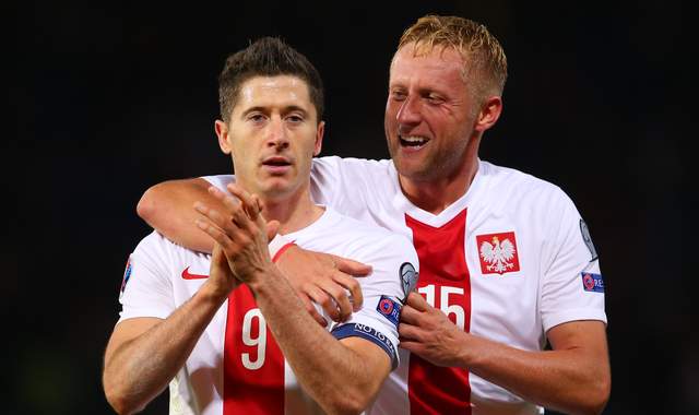 WARSAW POLAND- OCTOBER 14 Poland's Robert Lewandowski fights for the ball with Gordon Greer of Scotland during the UEFA EURO 2016 qualifying match between Poland and Scotland at the National Stadium