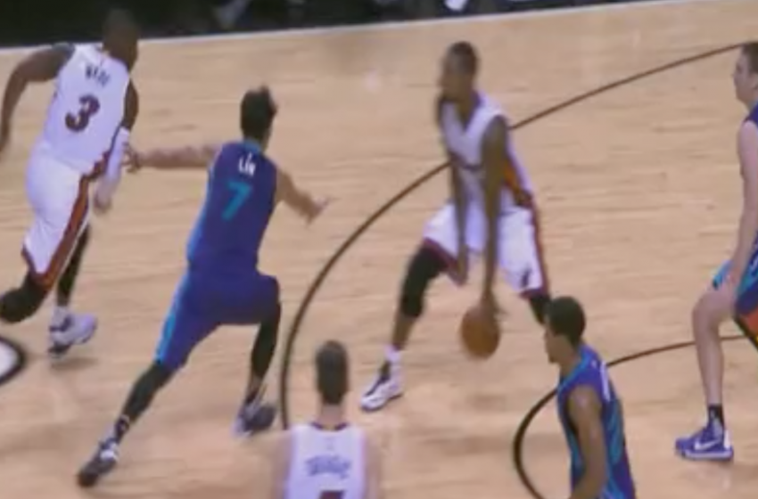 Chris Bosh dishes nifty backwards assist through his legs to Dwyane Wade