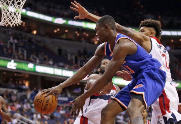 New York Knicks forward Cleanthony Early passes