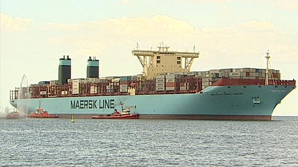 Maersk cuts 2015 profit forecast on sharp fall in container freight rates