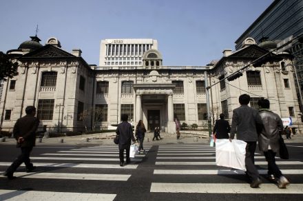 South Korea freezes policy rate at record low