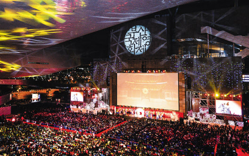 The opening ceremony of the Busan International Film Festival is packed with spectators in Haeundae in the southern port city on Thursday