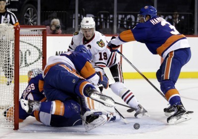 Toews scores in OT to lift Blackhawks past Islanders 3-2