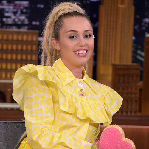 Miley Cyrus Calls Out Leonardo DiCaprio For Not Sharing His Vape Pen