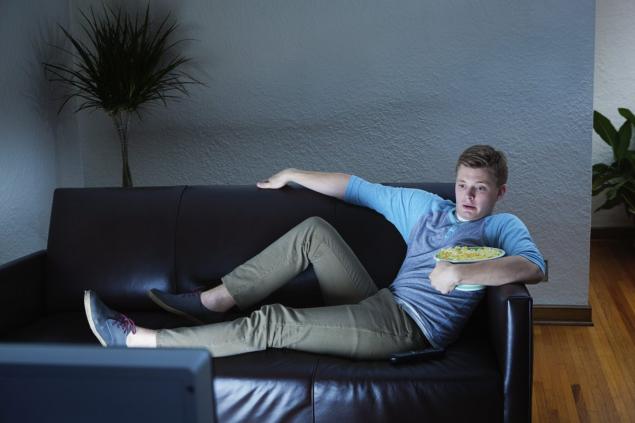 Staying up late whether watching TV or just hanging out makes teenagers heavier in the long run a new study has found