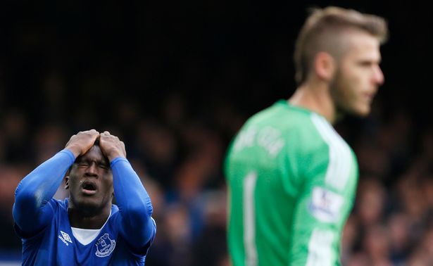 Everton's Romelu Lukaku looks dejected as Manchester United's David De Gea looks