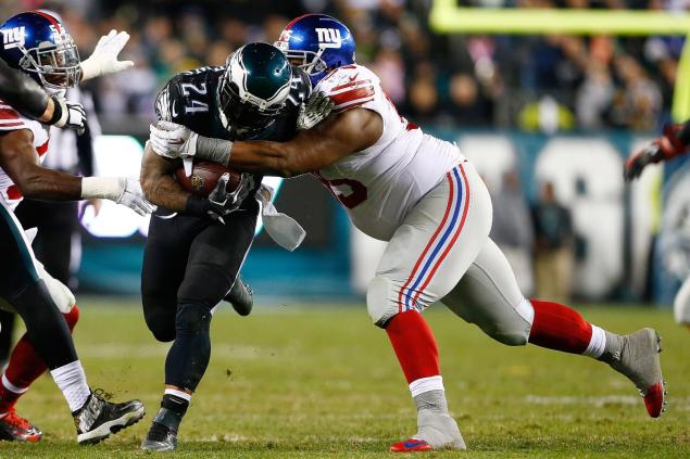 The Eagles’ Ryan Mathews is wrapped up by Johnathan Hankins