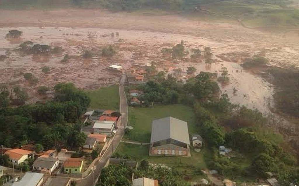 There are an estimated 400 residents in the nearby village of Bento Rodrigues